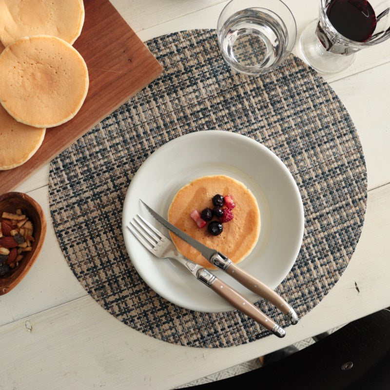 チルウィッチ ランチョンマット バスケットウィーブ ラウンド型 コーストカラーで上品な朝食シーン