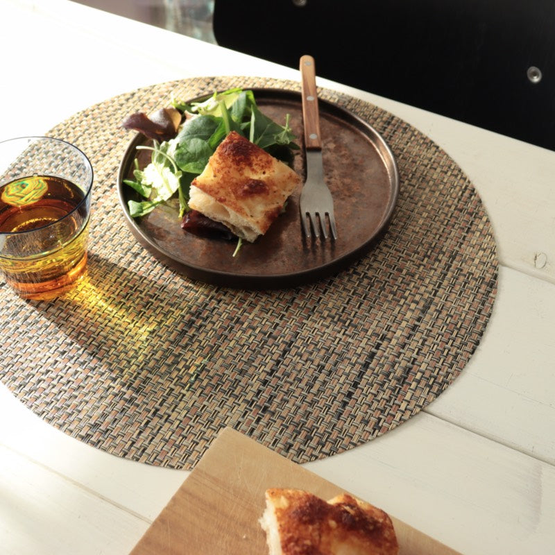 チルウィッチ バスケットウィーブ ラウンド型、ナチュラルなバークカラーのシンプルなテーブルコーディネート