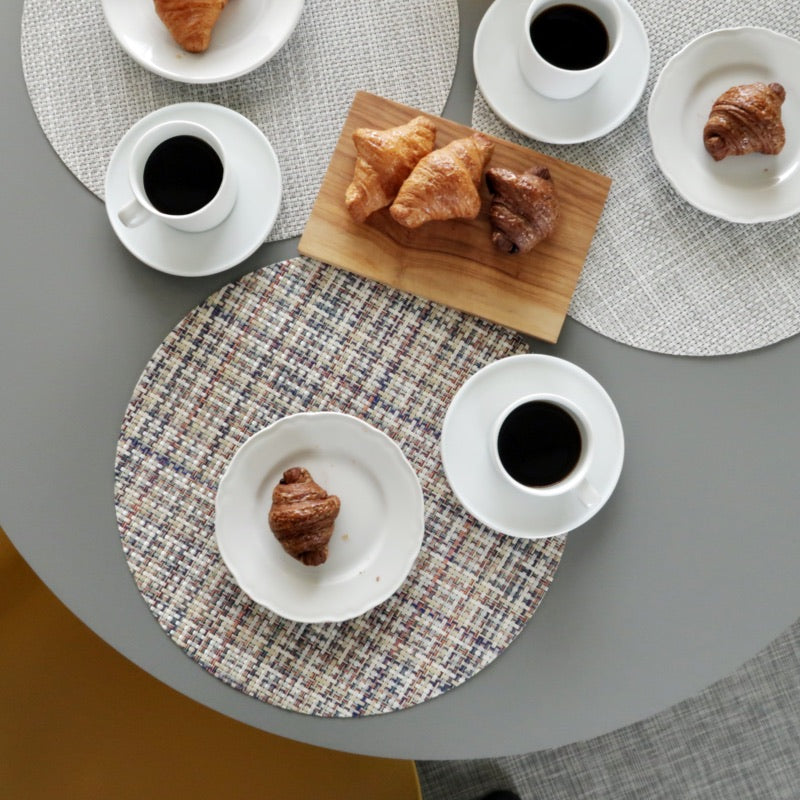 チルウィッチ ランチョンマット バスケットウィーブ ラウンド:円形テーブルでの使用イメージ