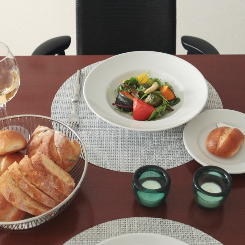 チルウィッチ ランチョンマット バスケットウィーブ ラウンド ホワイトシルバーのテーブルコーディネート