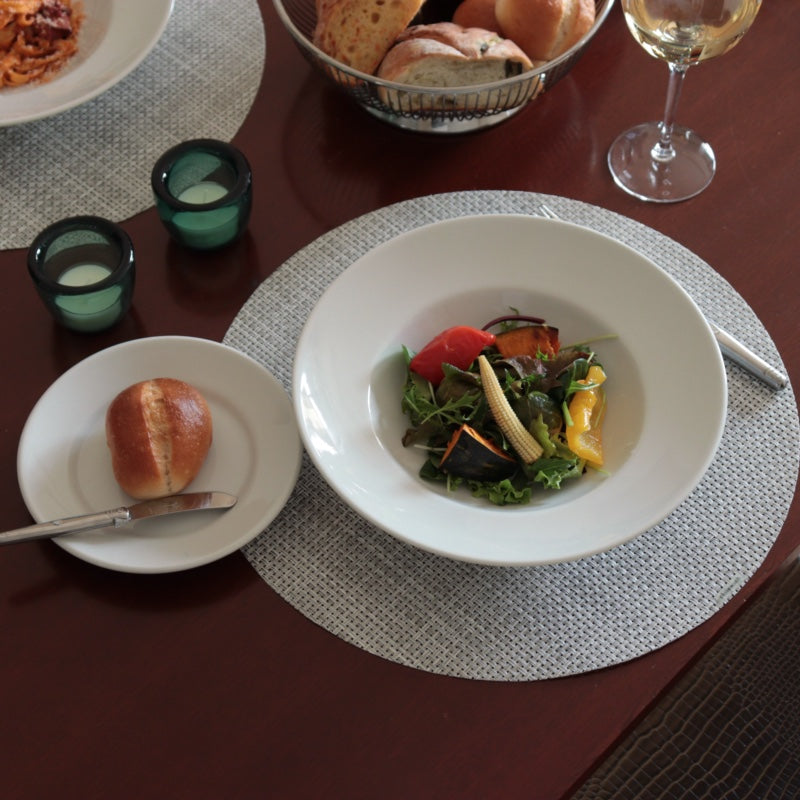 チルウィッチ ランチョンマット バスケットウィーブ ラウンド ホワイトシルバーのテーブルコーディネート