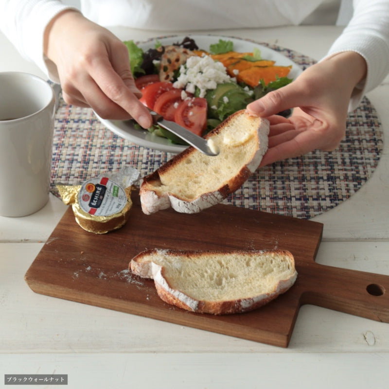 シンプルなダスホルツのカッティングボードのブラックウォールナットでサラダとパンの朝食
