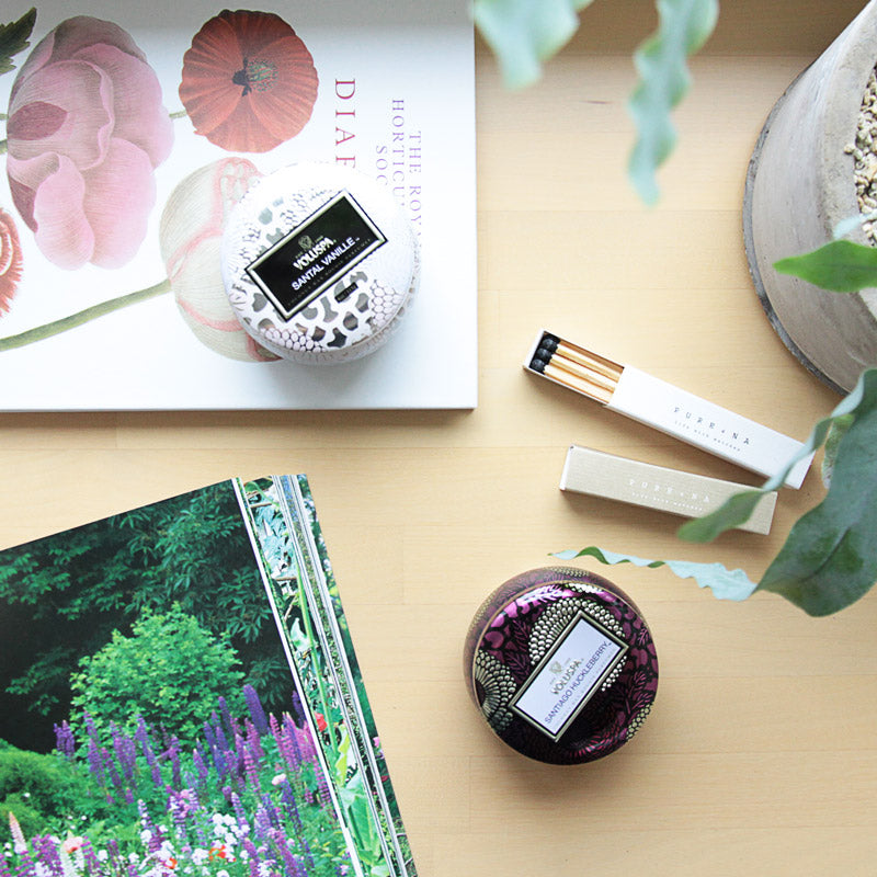 【在庫限り 40%OFF】 VOLUSPA ジャポニカ ティンキャンドル S サンティアゴハックルベリー