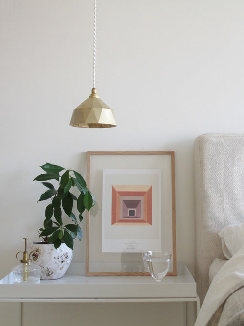 白の余白に映える、オークと真鍮のヴィンテージニュアンスのベッドサイド