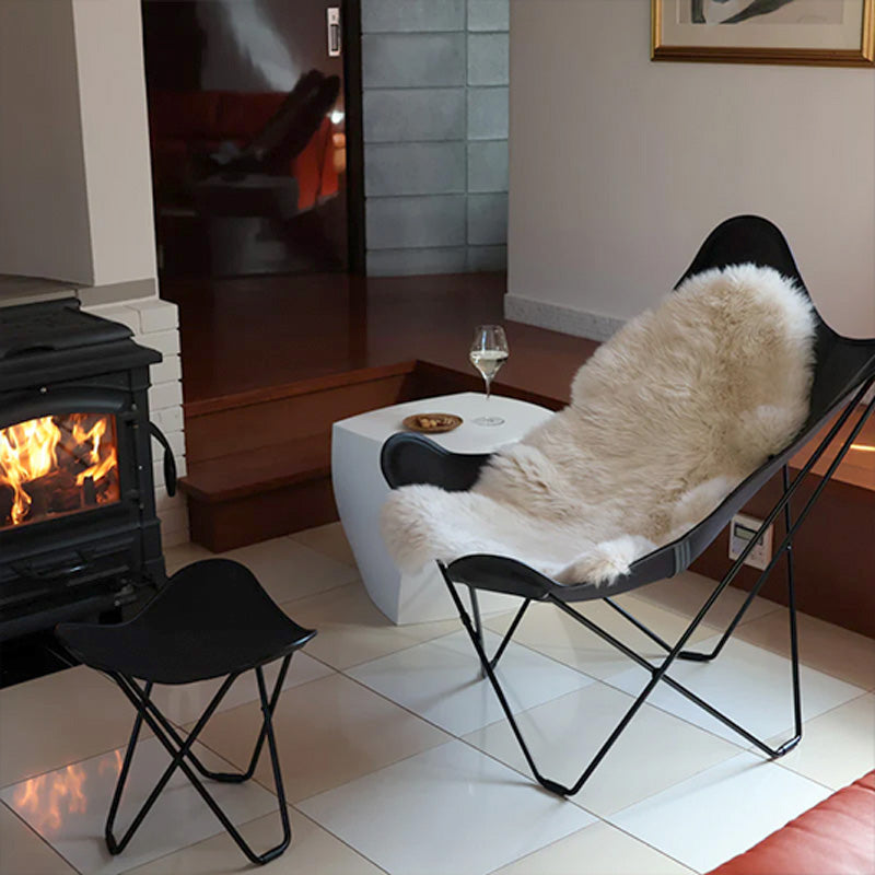 本革×シープスキン×薪ストーブ 上質な秋冬のラウンジ