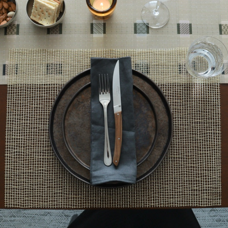 ゴールド×ブラウンで上品にまとめる、チルウィッチ ラティスのディナーコーデ