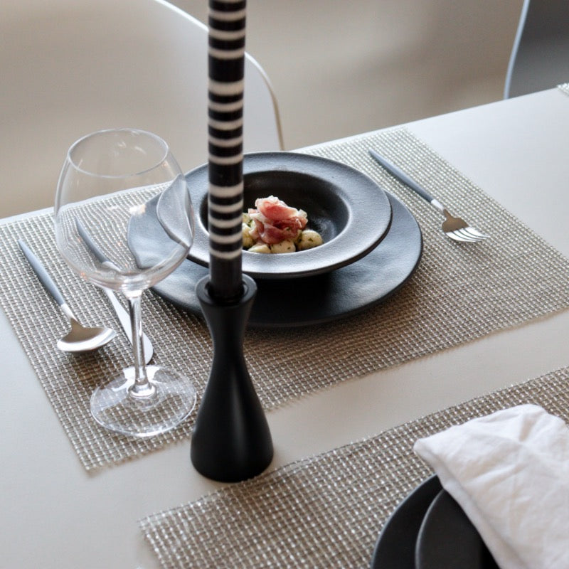 チルウィッチ ラティス シルバーで華やかさを演出。モノトーンのクリスマステーブル