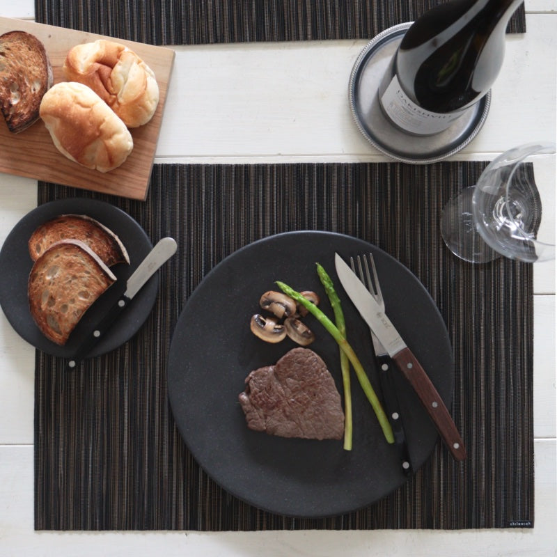 チルウィッチ リブウィーブでシックに魅せる、ブラックヴィンテージのディナーテーブル