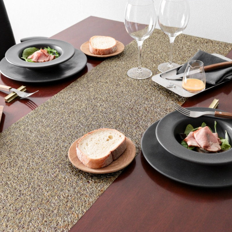 チルウィッチ メタリックレースで楽しむ、クラフトモダンのテーブルコーデ