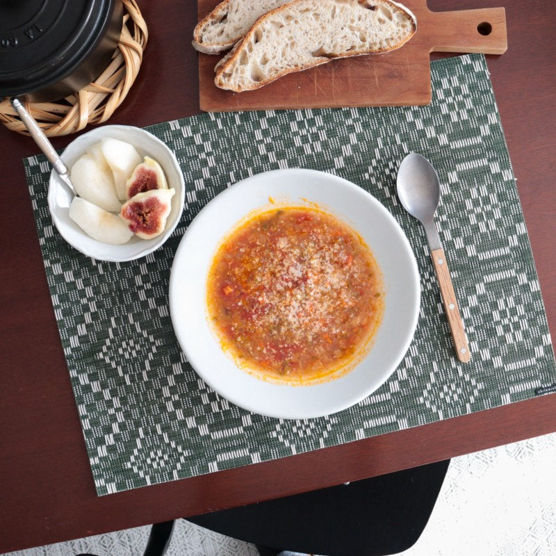 深いグリーンが映える、ナチュラルモダンな朝の食卓