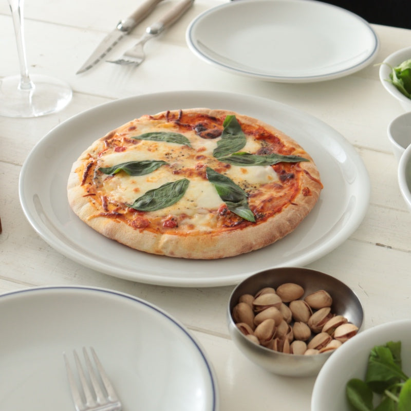 シンプルで料理の映えるサタルニアナポリピザプレート28cmにピザを載せて本場の雰囲気を演出
