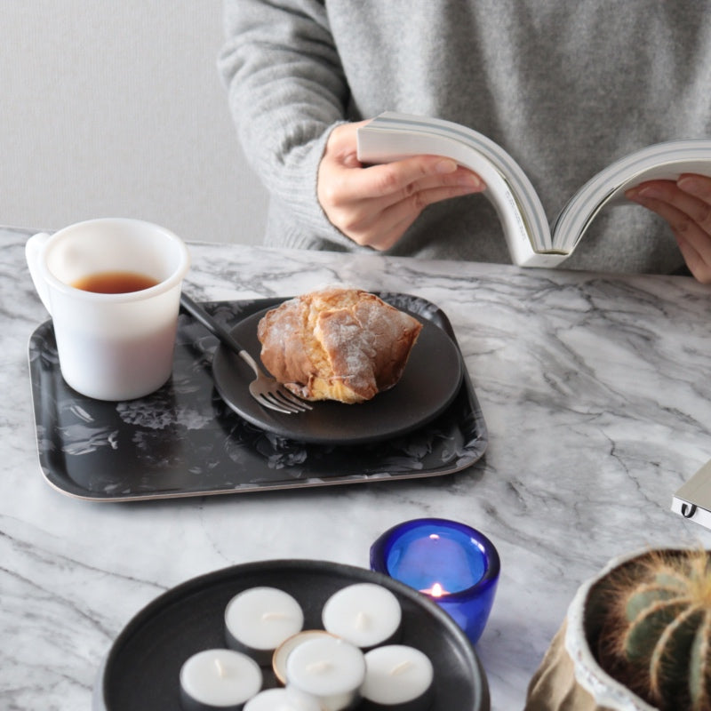 コーヒーブレイクなどに「ドリンク+食べ物」を運ぶのに使いやすい
トレー