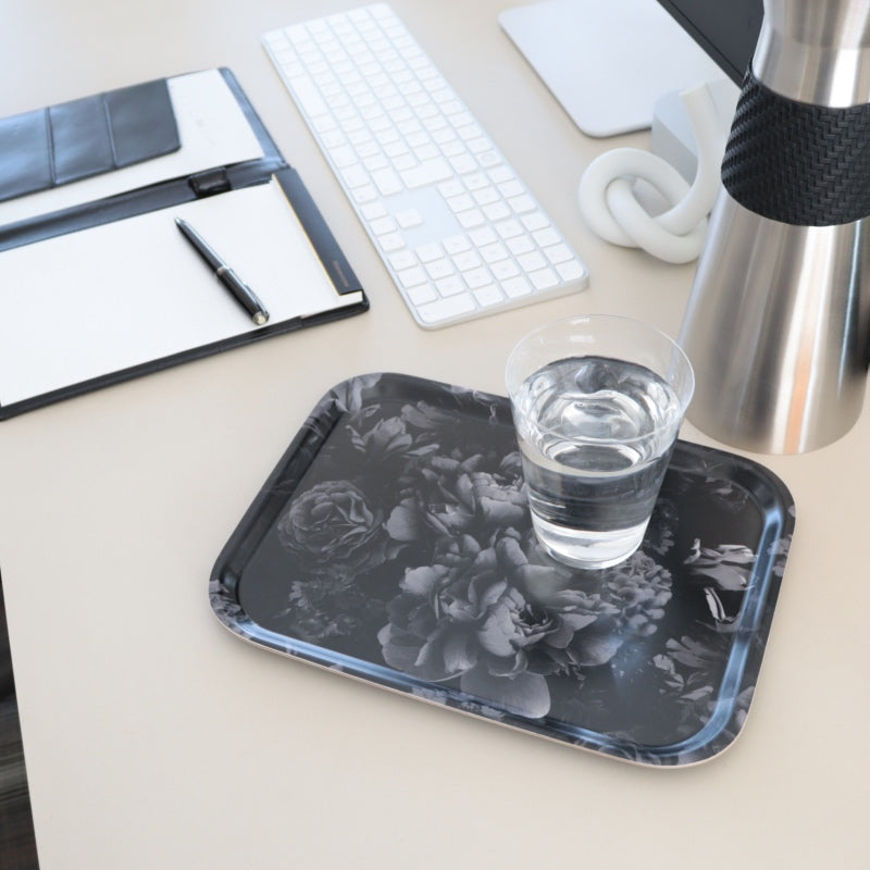 モノトーンのスタイリッシュなインテリアに合うモダンなトレー