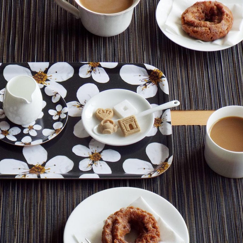 食卓のアクセントになるモダンなトレー