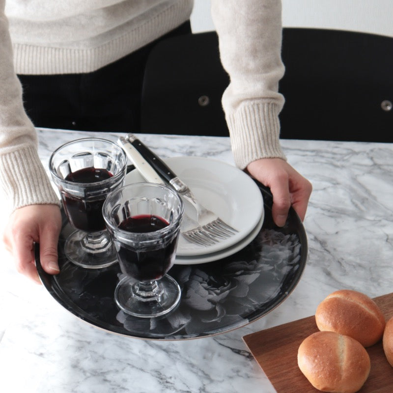 モノトーンのスタイリッシュなインテリアに合うトレー