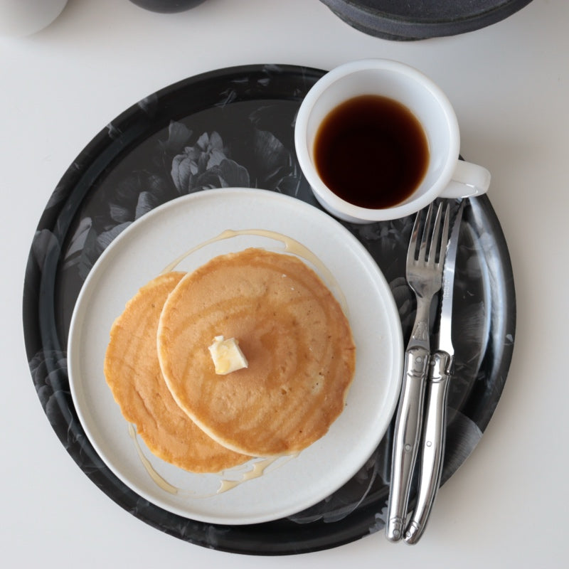 一人分の朝食や軽食をまとめて運べるトレー