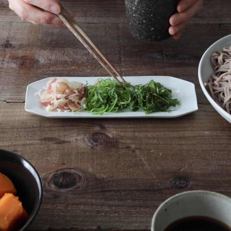 東屋 隅切 長角をそばの薬味皿として使った食卓シーン