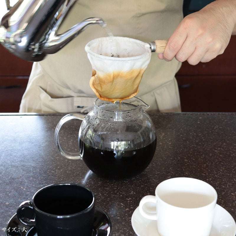 東屋 ネルフィルター 大でコーヒーを抽出している使用シーン