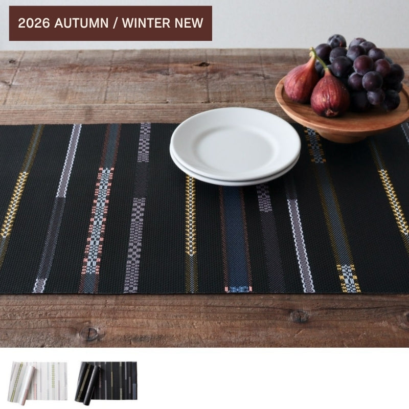 チルウィッチ Applique テーブルランナー Neroに白い器とフルーツを合わせた秋冬の食卓
