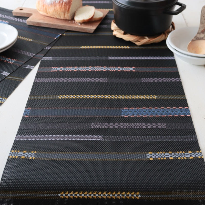 チルウィッチ Applique テーブルランナー Neroの生地アップ