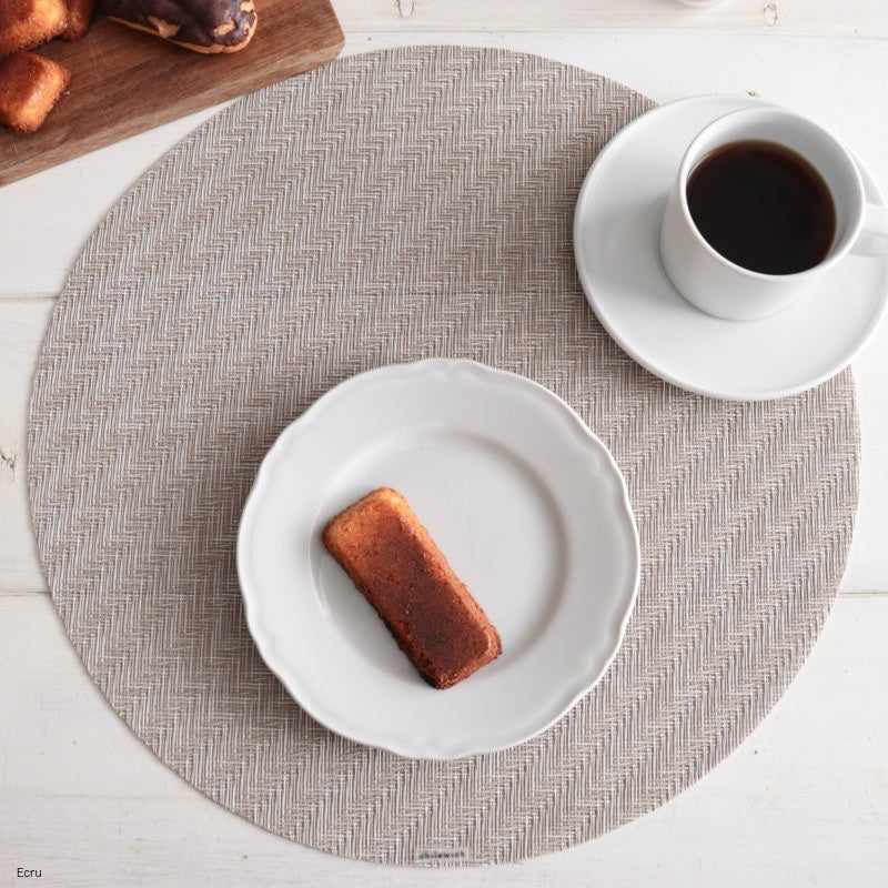 チルウィッチ Foxtail ラウンド Ecruに白い器と焼き菓子、コーヒーを合わせたティータイム