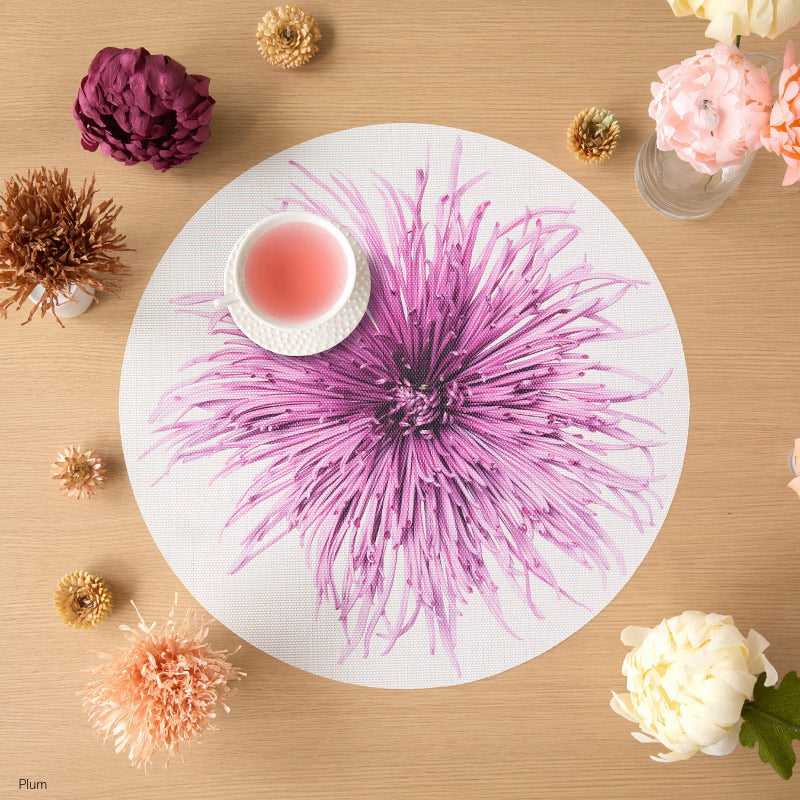 チルウィッチ Mums ラウンド Plumと花を合わせたテーブルコーディネート