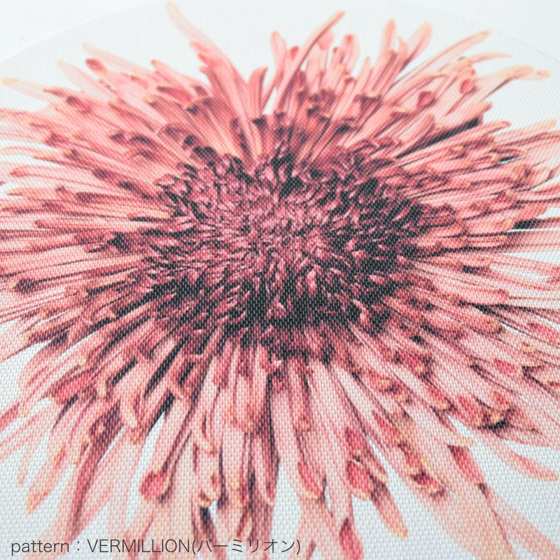 チルウィッチ Mums ラウンド Vermillionの花柄アップ