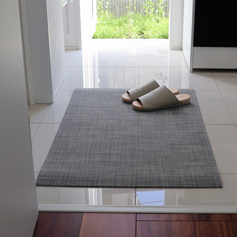 室内廊下に敷いたチルウィッチ 玄関マット Woven イカット 59×92cm White/Silverの設置例