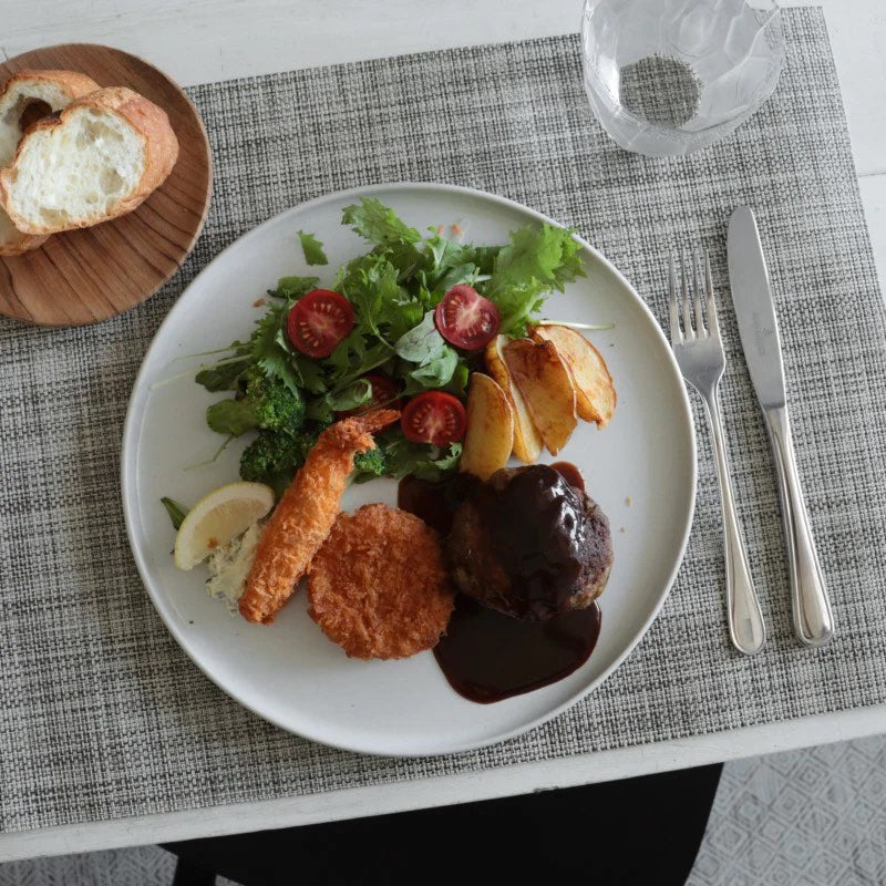 チルウィッチミニバスケットウィーブ Gravelを使ったシンプルモダンなランチコーディネート