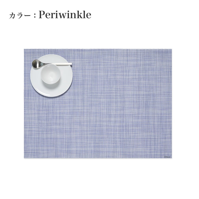 「Chilewich Mini Basketweave ランチョンマット（ペリウィンクル）」の製品画像。白いプレートとスプーンが乗せられたシンプルでモダンなデザイン。