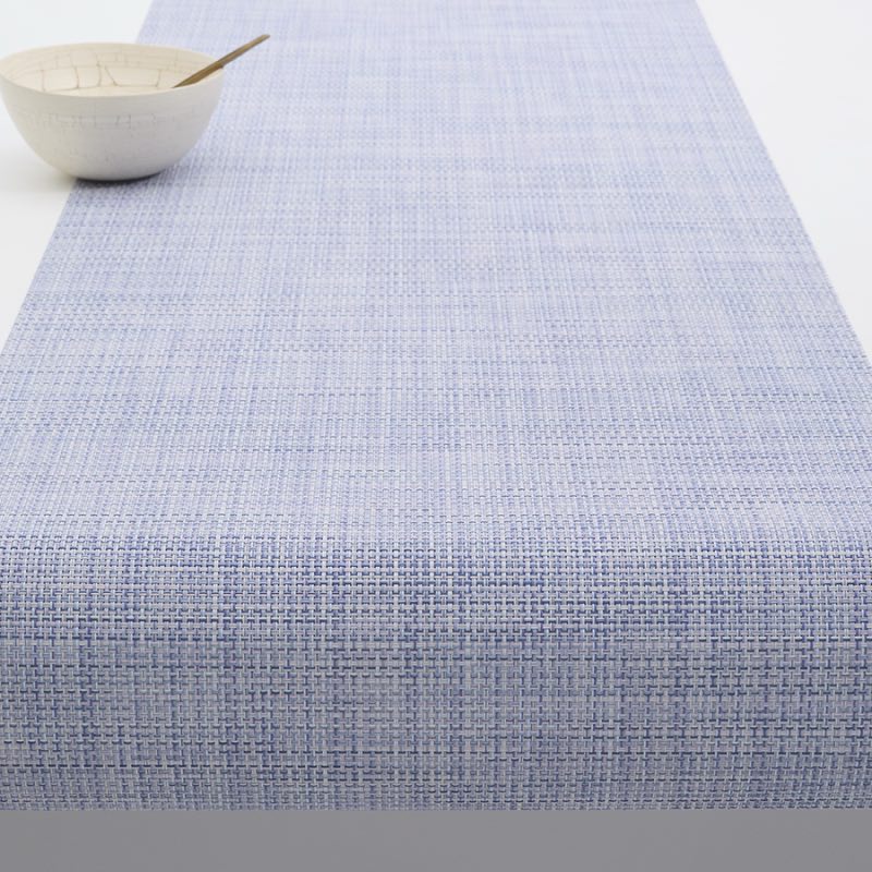 「Chilewich Mini Basketweave ランナー（ペリウィンクル）」の製品画像。清潔感のあるブルー系のカラーと繊細な織り模様が特徴的なデザイン。