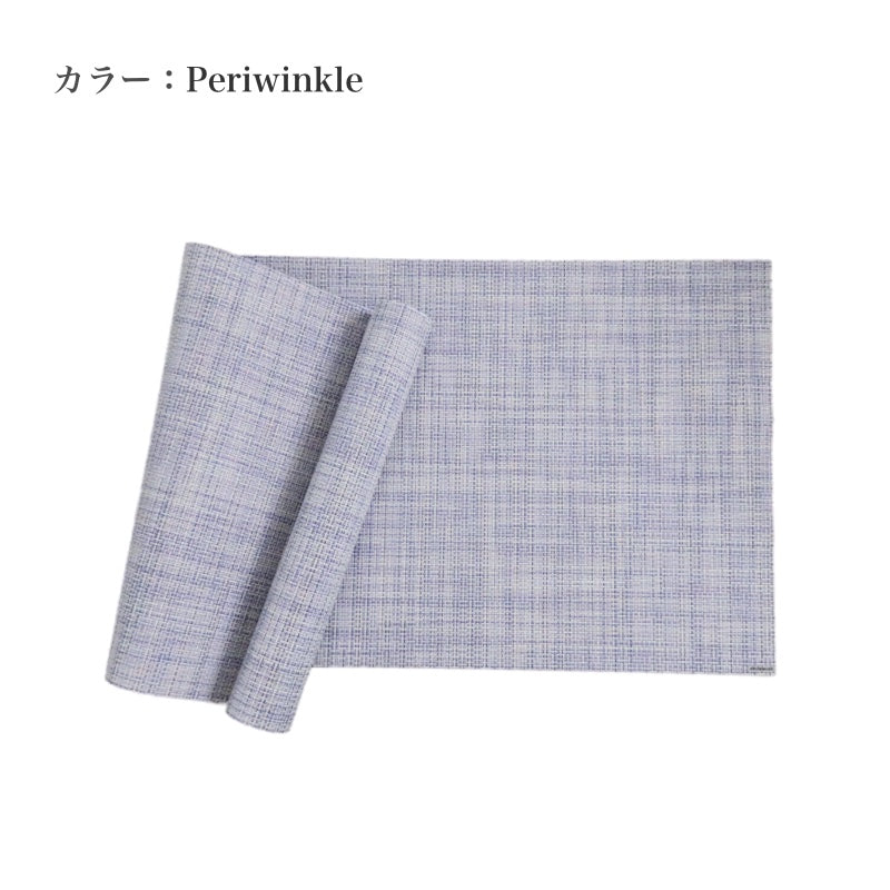 「Chilewich Mini Basketweave ランナー（ペリウィンクル）」の折りたたんだ製品画像。シンプルで上質なテーブルランナー。