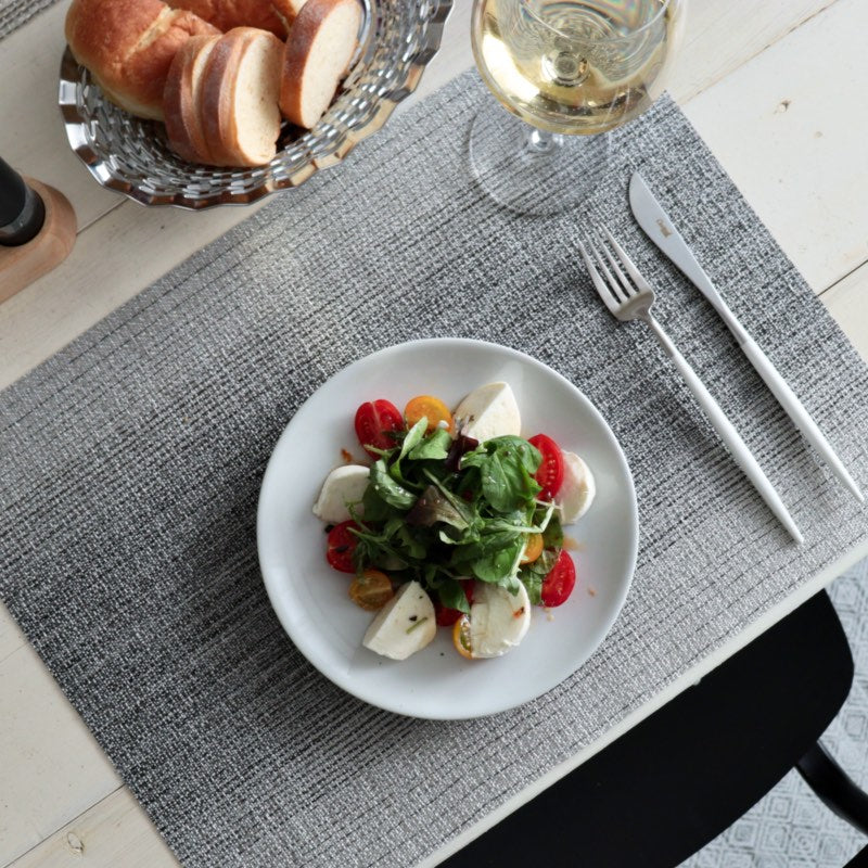 チルウィッチオンブレ Silverを使ったシンプルモダンテーブルコーディネート