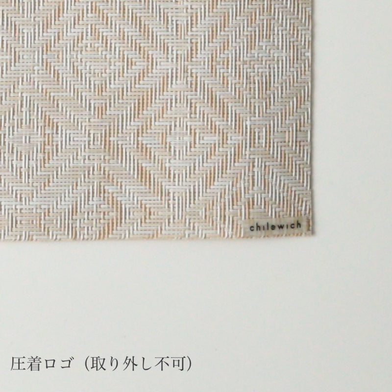 チルウィッチ テーブルランナー モザイク」の端部、圧着されたブランドロゴが見える詳細な画像。