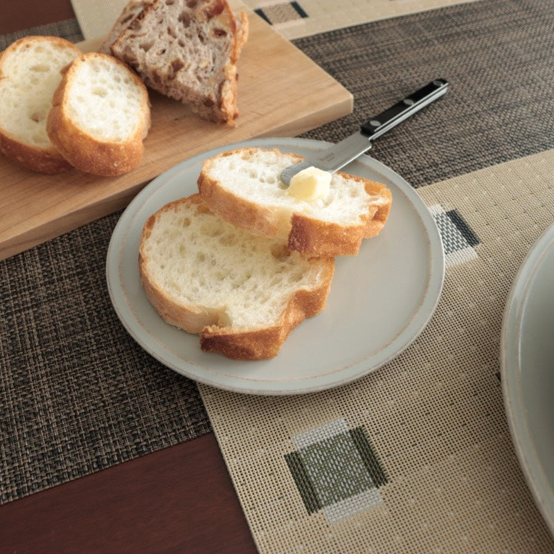 食卓で使用されるコスタノバ フリッソ ブレッドプレート グレーの画像