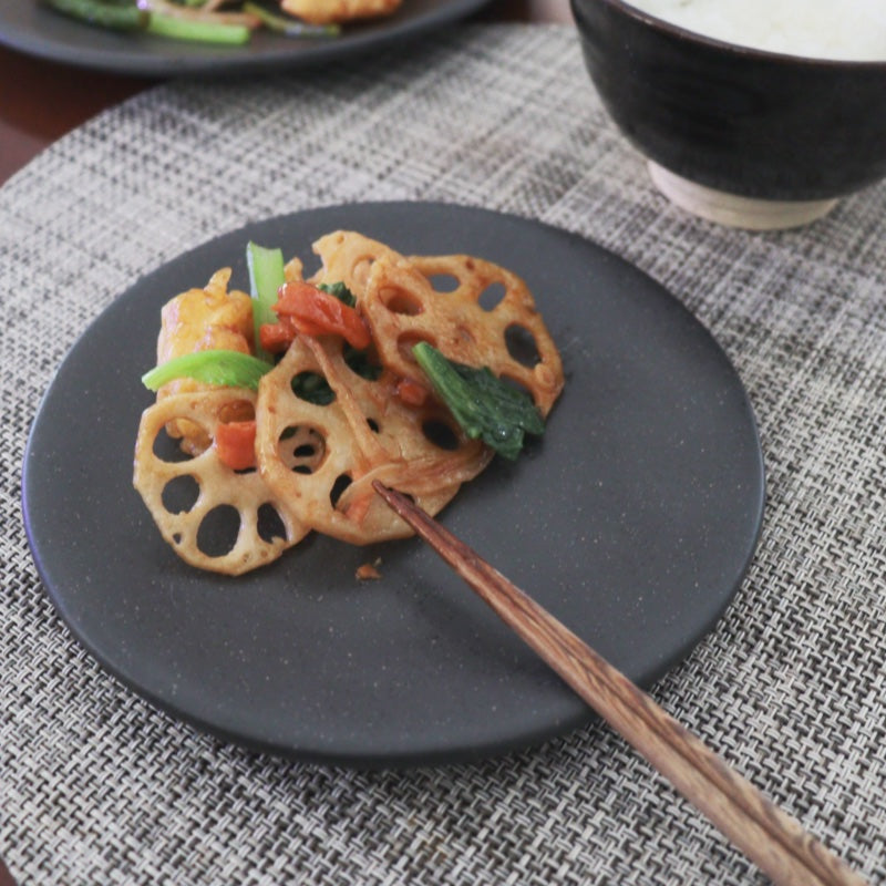 料理が映える黒いモダンな食器