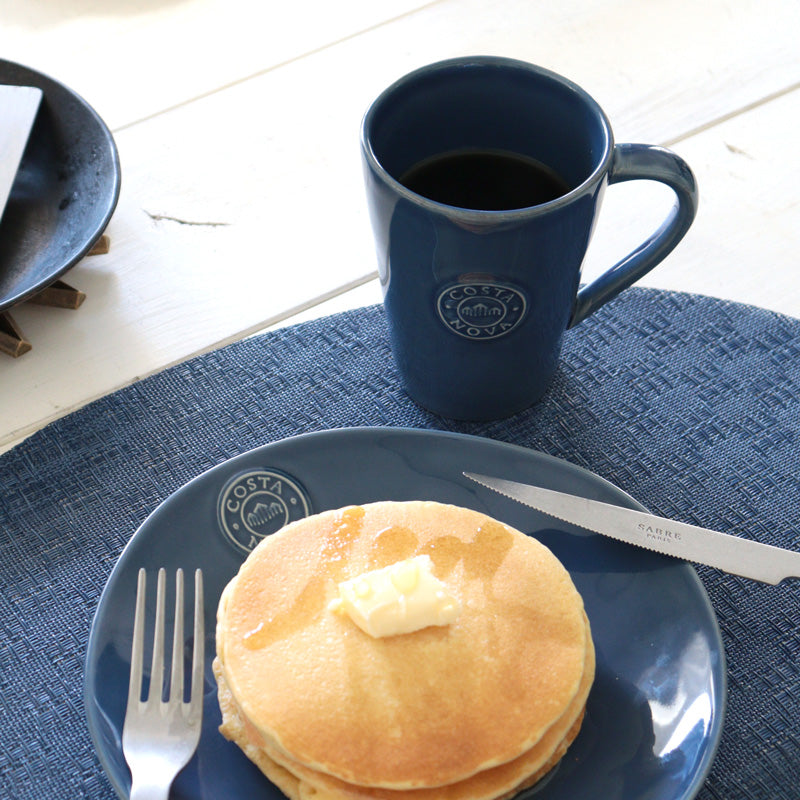 コスタノバノバマグカップデニムのイメージ画：パンケーキとコーヒー像
