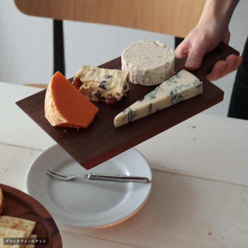 ブラックウォールナット材を使用したダスホルツのシンプルなカッティングボードにチーズを盛り付け。日常にちょっとした贅沢を加える雰囲気を演出しています。