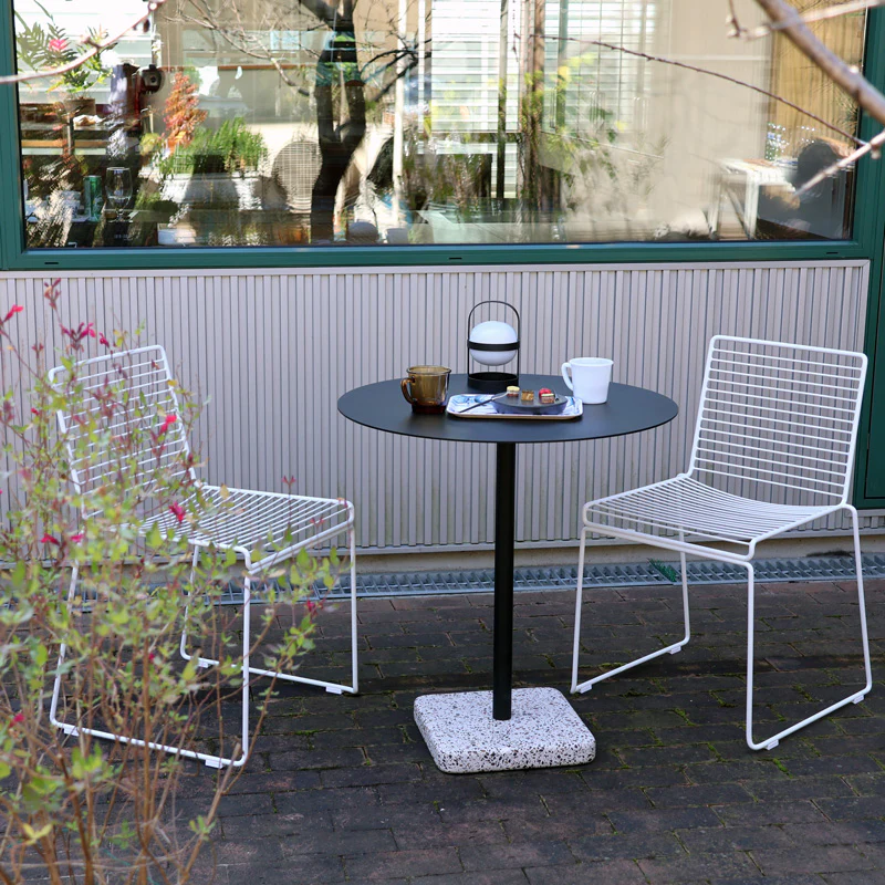 雨も気にしない優れた耐久性HAY TERRAZZO TABLE ROUNDとHEEダイニングチェア