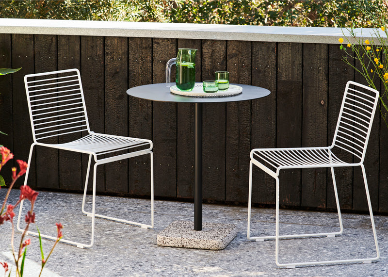 テラゾーテーブルとHEEチェアを組み合わせたモダンなバルコニーテーブルセット