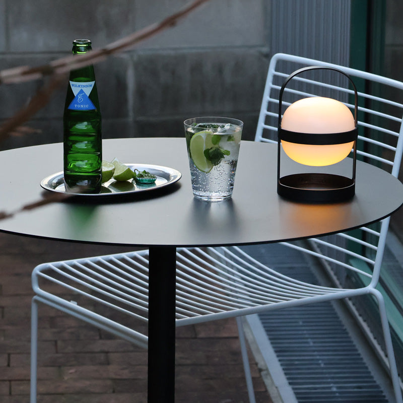 スタイリッシュなバルコニーライフHAY TERRAZZO TABLE ROUNDとHEEダイニングチェア