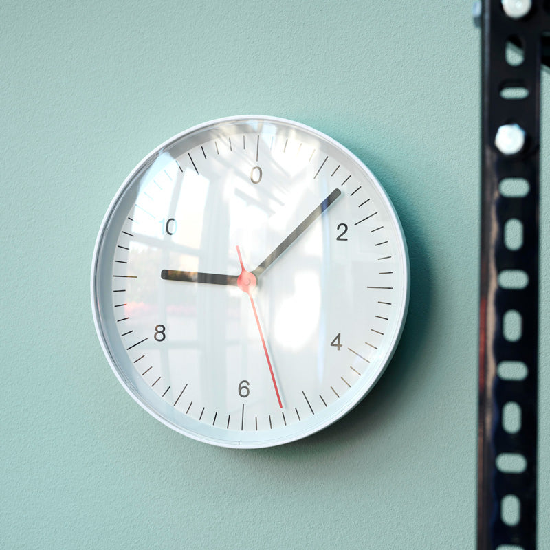 ジャスパーモリソンにデザインされたシンプルで美しいデザイナーズ時計HAYウォールクロック