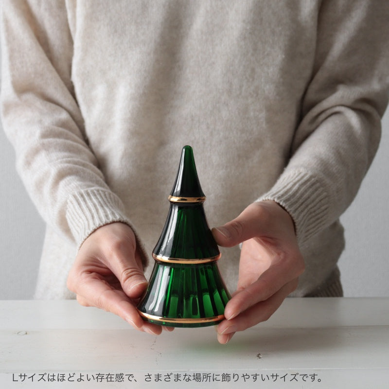 ホルムガード クリスマスツリー Lサイズを手に持ったサイズ感