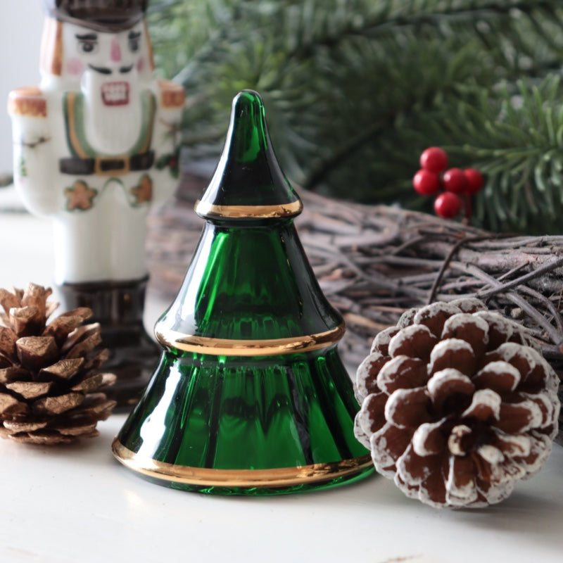 ホルムガード クリスマスツリー M グリーン/ゴールドを松ぼっくりと飾ったクリスマスディスプレイ
