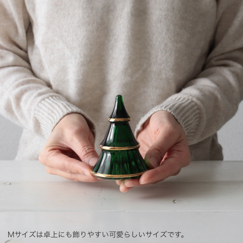 ホルムガード クリスマスツリー Mサイズ 高さ9cmの手に持ったサイズ感