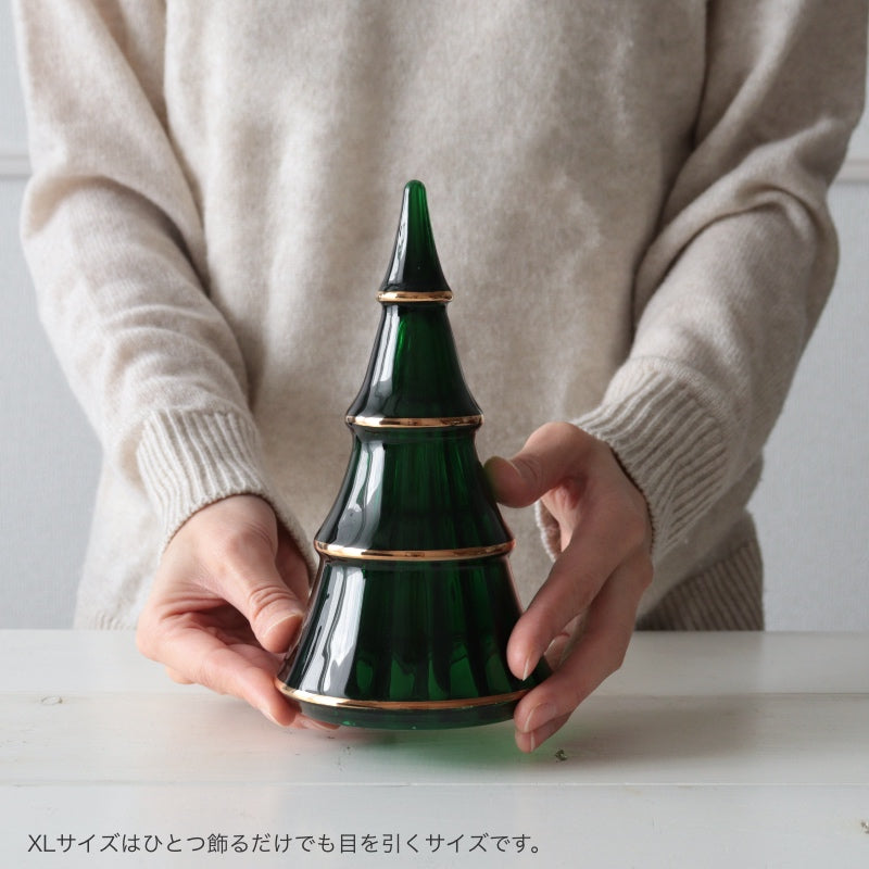 ホルムガード クリスマスツリー XLサイズを手に持ったサイズ感