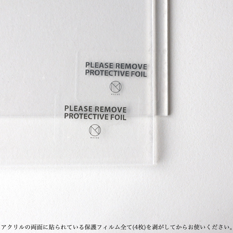 MOEBEフレーム用のアクリル板に貼られた保護フィルムが示された画像