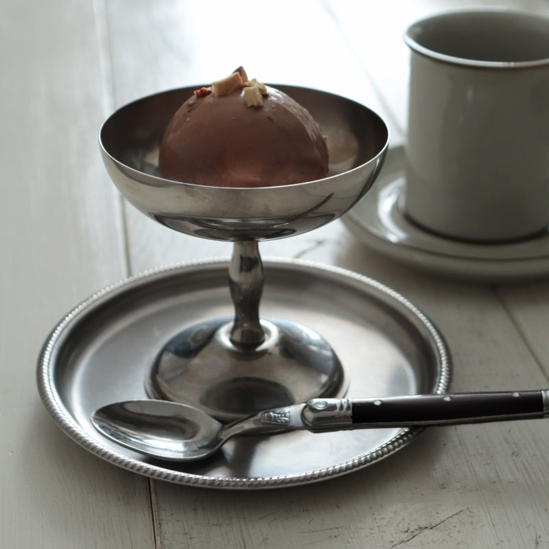 イタリア製MOTTAのエレガントなアイスクリームカップに、滑らかなチョコレートアイスクリームを添え、さらにナッツで飾り付けると贅沢なデザートの完成です。足のあるデザインは、どの角度から見ても美しく、テーブル上での存在感を際立たせます。