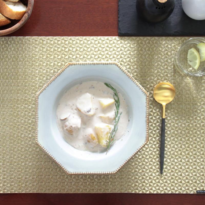 チルウィッチ Origami レクタングル Honeyに白い器とスープを合わせた食卓