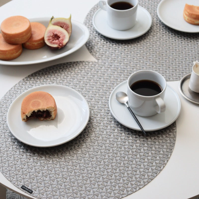チルウィッチ Origami ラウンド Gunmetalに白い器とコーヒーを合わせた食卓

